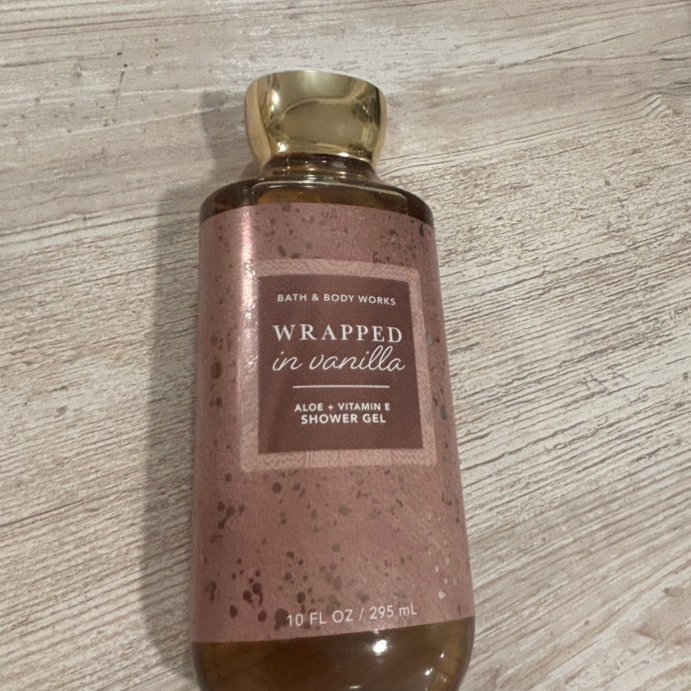 Bath & Body Works Wrapped in Vanilla Shower Gel - Gold and Brown